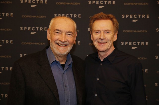 Spectren tuottaja Michael G. Wilson (vas.) poseeraa herra Whiten eli Jesper Christensenin kanssa Kööpenhaminassa.