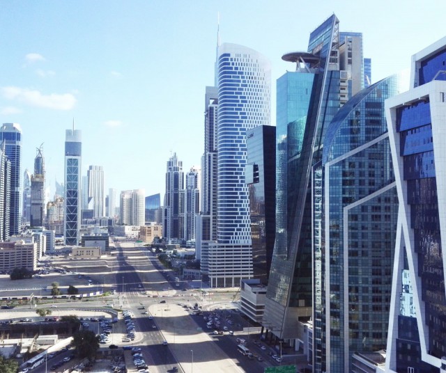 Dubai on kolmessakymmenessä vuodessa kasvanut investointien avulla miljoonakaupungiksi ja noussut turistien suosioon.