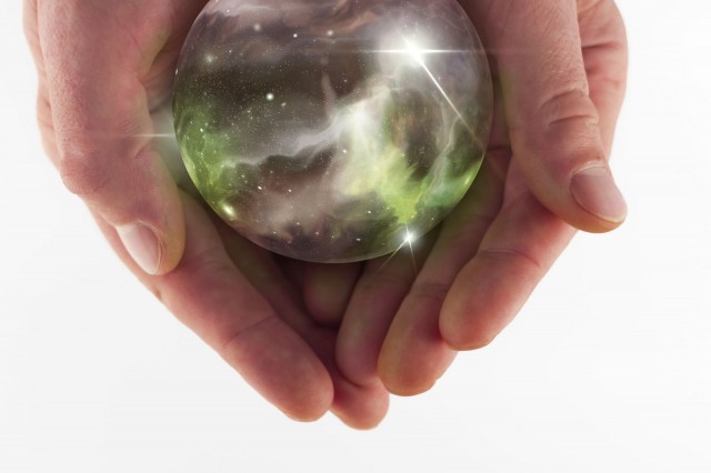 Ensi vuoden tapahtumia voi ennustaa vaikkapa kristallipallon avulla.