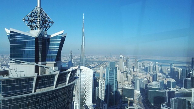 Näkymä JW Marriot Marquis hotellin The Vault -baarista. Taustalla näkyy saman hotellin toinen torni sekä maailman korkein rakennus Burj Khalifa.