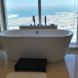 JW Marriot Marquis Dubai hotellimme hotellihuoneessa on kylpyamme näköalalla.