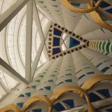 Burj Al Arab -hotellin aulaan tulee valoa lasikuidusta punotun valtavan purjeen läpi.