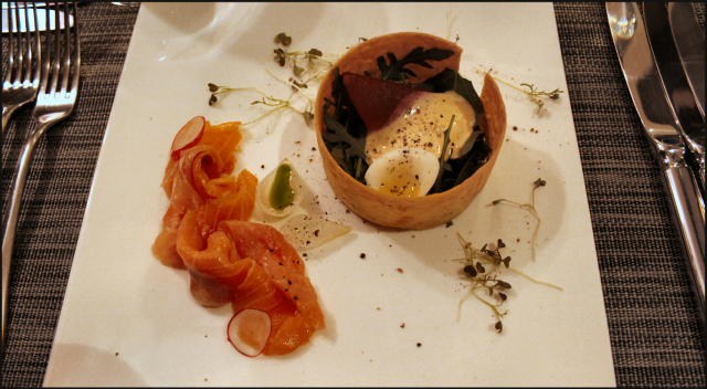 Kevyesti savustettua lohta, hollandaise, punajuurta, viiriäisen muna, rucola, tilliöljy. VIINI: Chalentein Chardonnay Reserva 2013