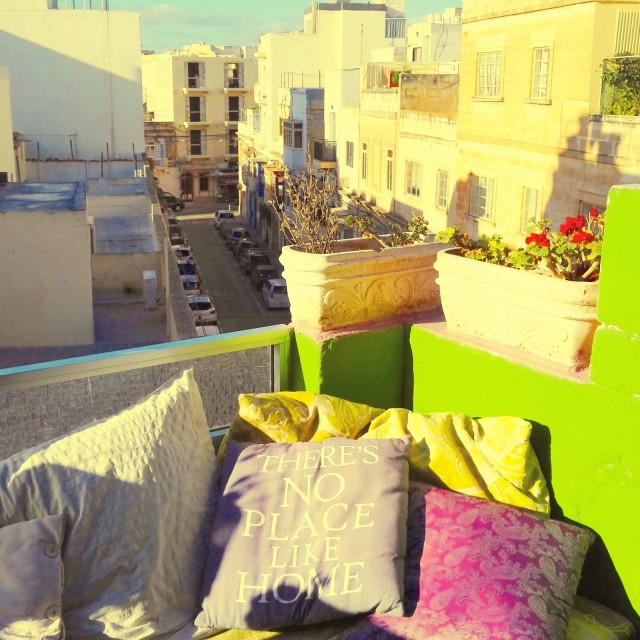 Majoituspaikkamme parvekkeella on hyvä ottaa aurinkoa. The Green House Malta Gzira