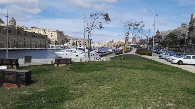 Maltalla on kivoja rantakatuja ja kaupunkielämää