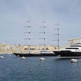Maltalla näkyy paljon upeita veneitä.