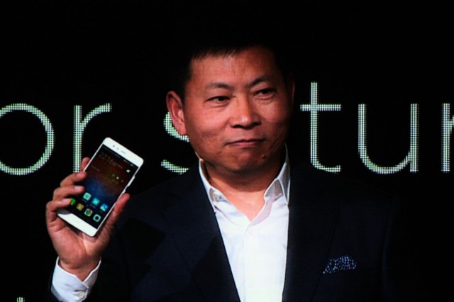 Huawein kuluttajaliiketoiminnan toimitusjohtaja Richard Yu esittelee puhelimen designiä.
