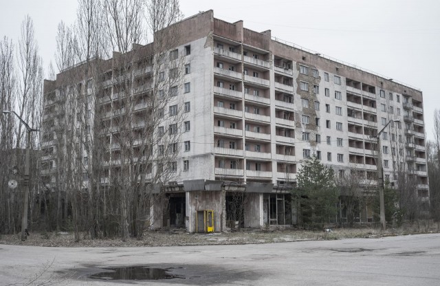 Pripyatin kaupunki sijaitsee kolmen kilometrin päässä onnettomuusreaktorista ja se evakuotiin neljässä tunnissa, mutta vasta päivä onnettomuuden jälkeen.