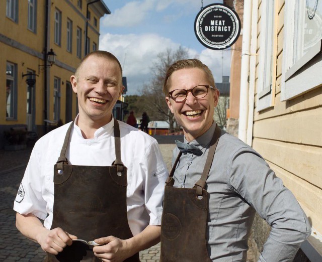 Samuli Wirgentius (vas.) ja Riku Stenros poseeraavat upouuden ravintolan edustalla.
