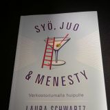 Laura Schwartz - Syö, juo & menesty -kirja suomeksi. (Eat Drink & Succeed)