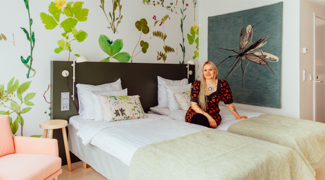 Paola Suhosen suunnittelemissa juhannusteemaisissa huoneissa on yrttejä tyynyllä ja hyttysiä seinillä.
