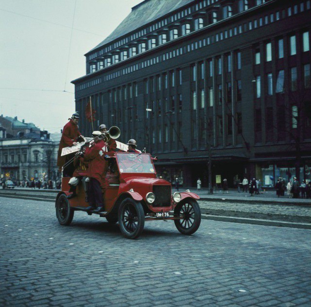 Helsingin Teknisen Korkeakoulun ylioppilaskunnan Retuperän WBK:n orkesteri ajaa vanhalla paloautolla vappukulkueessa 1960