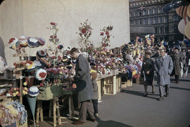 Ilmapallojen, paperikukkien ja muiden vapputavaroiden myyjiä ja vapunviettoa Erottajalla, Ruotsalaisen teatterin edessä, 1959