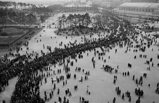Vappukulkue saapumassa Stadionille vasemmistopuolueiden yhteiseen vappujuhlaan vuonna 1945