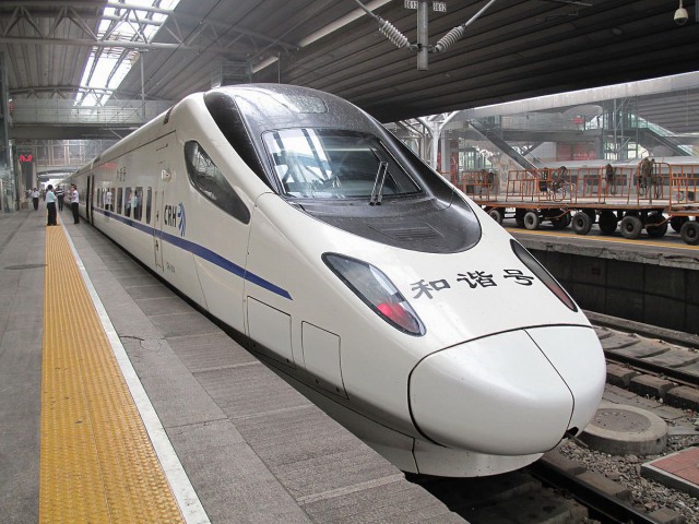 CRH5 tyypin juna. Tämän uudempi versio CRH380BL kulkee jopa 487,3 km/h
