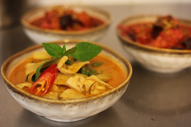 Panaeng curryn kookosliemen maustavat kaffirlimelehdet, basilika ja pavut.