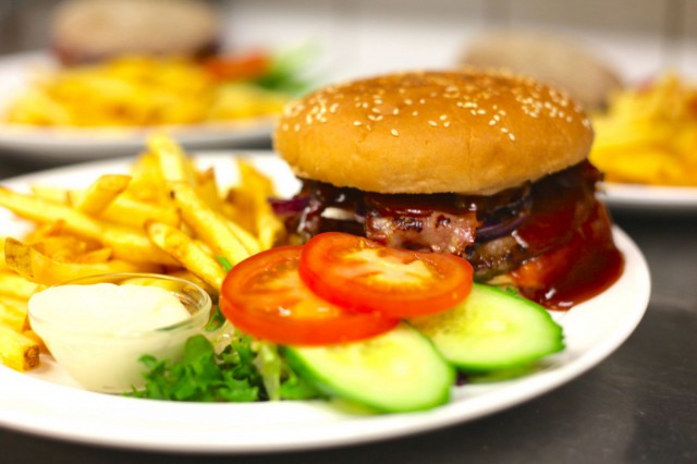 Kaikki burgerit irtoavat SYÖ-viikoilla MorriSon'sista kympillä. Hampurilaisia on saatavilla myös gluteenittomana, ja löytyypä listalta myös ruisburger.