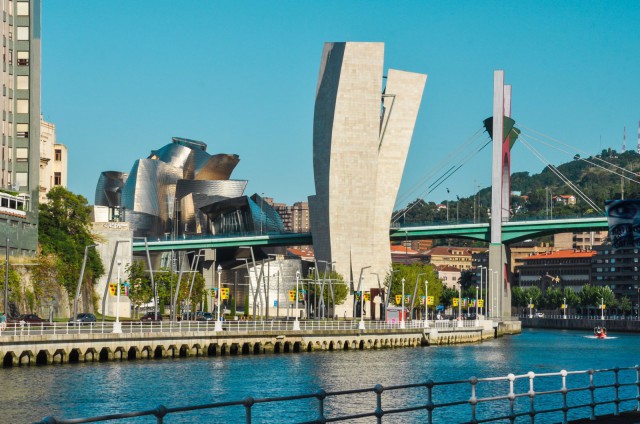 Bilbaossa ei ole arkkitehtuurissa säästelty.