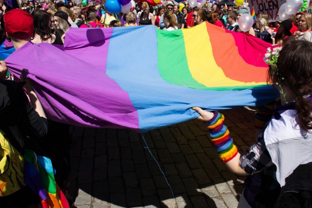 Pride näkyy sateenkaaren väreissä.