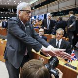 Jean-Clauden Juncker yrittää estää journalistia ottamasta valokuvaa Nigel Faragesta. Käytös sopii ehkä lastentarhaan, mutta ei EU-koneiston vaikutusvaltaisimmalle henkilölle.