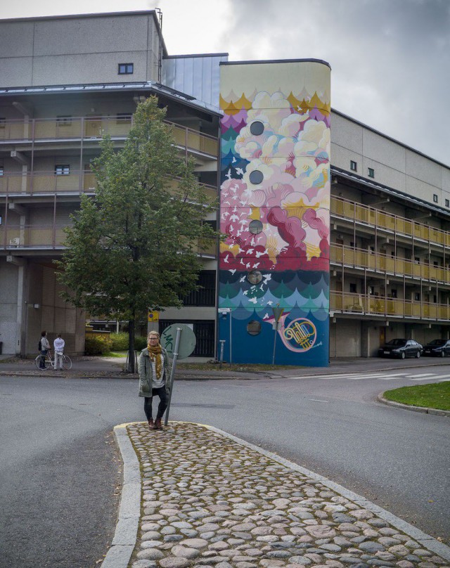 Maikki Rantala otti paikalliset mukaan toteuttamaan Kannelmäen Tuubapolulla sijaitsevaa taideteosta.