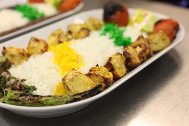Ravintola Vänäk tarjoilee kebab-vartaita kanalla. Höysteistä löytyy persialaisia makuja.