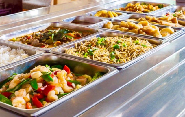 China Thai Palacen brunssibuffetista saa kiinalaista ja thaimaalaista ruokaa. Sushiakin löytyy.