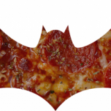 Pizza-Batman toimittaa Halloween-pizzan ovellesi