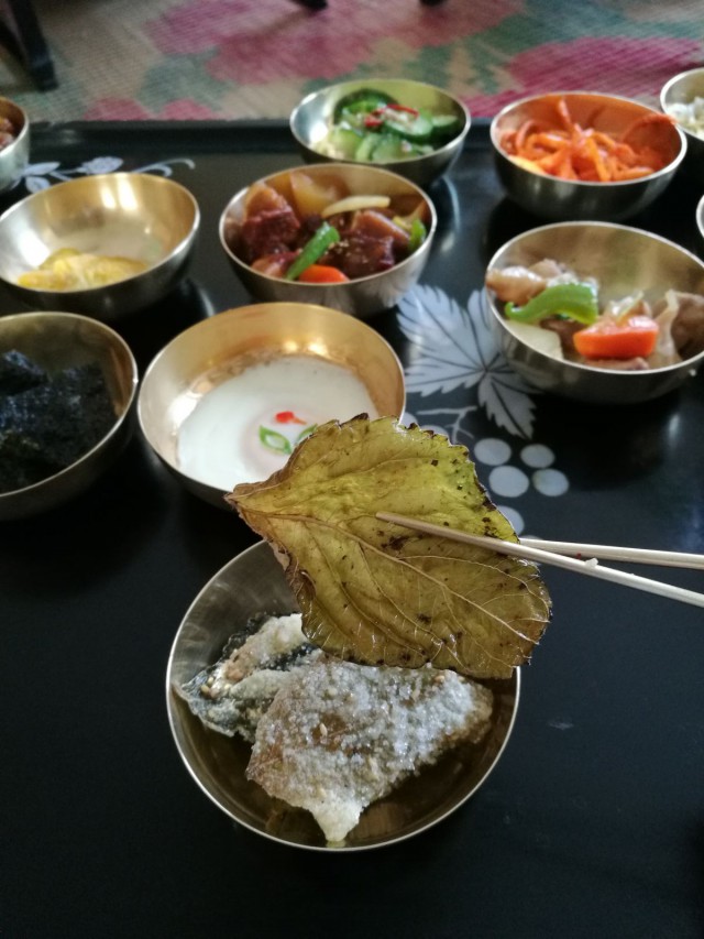 Korealaiset osaavat tehdä vaikka mitä herkkuja. Kuvassa sokerikuorrutettu seesaminlehteä.