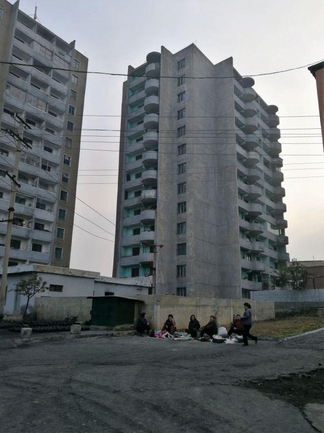 Tavallisten ihmisten asuinrakennuksia. Pyongyang. North-Korea.