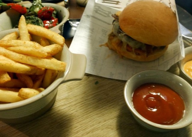 KT Kimchi Burger on yksi ravintolan suosituimmista annoksista, syystäkin