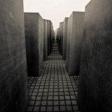 Yolocaust – Muistomerkillä otetut selfiet saivat ravisuttavan uudelleenkäsittelyn