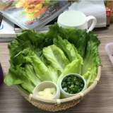 Nainen kokkaa aterioita poistumatta työpisteeltään