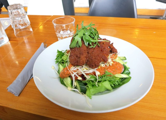 Korjaamo Bar & Kitchenin SYÖ!-menun kasvisvaihtoehto on maukas seitan-salaatti.