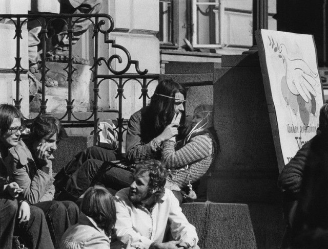 Epäilyttäviä nuorisolaisia Vanhan Ylioppilastalon portailla vappuna 1972