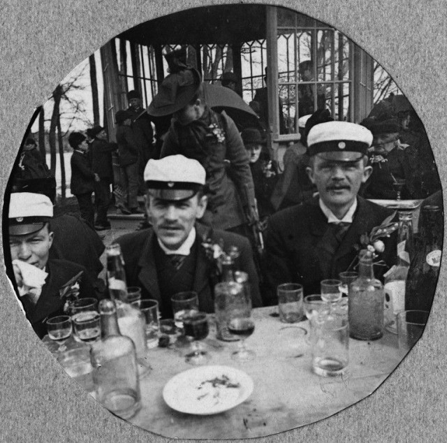 Ylioppilaiden vapunviettoa ravintola Kaisaniemessä 1892.