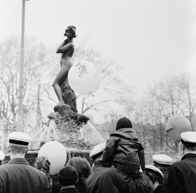 Havis Amandan suihkukaivo Kauppatorilla vappuna juhlijoiden ympäröimänä 1963.