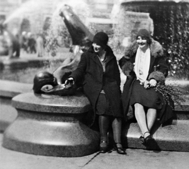 Istuskelua Havis Amanda -patsaalla Kauppatorilla vappuna 1929