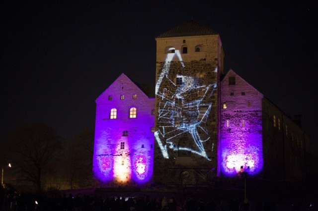 Joulukuussa SHIFT valaisi Turun linnan julkisivun.