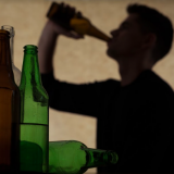 Puolison alkoholismi rasittaa perhe-elämää – mutta pahentaisiko ero tilannetta?