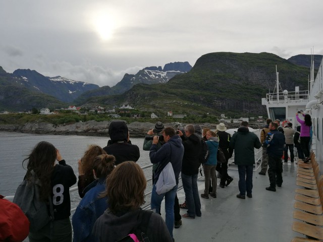 Lofooteille pääsee laivalla esim Bodøstä. Turisteja riittää.