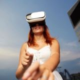 Pornonäyttelijä astuu VR-maailmaan, jotta voisit harrastaa seksiä hänen kanssaan