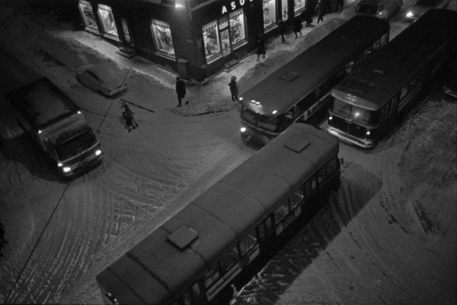 Bussiliikennettä talvisessa Helsingin Meritullinkadun ja Liisankadun risteyksessä 1960-luvun lopulla.
