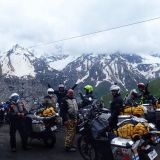 Charity Motorbikers -ryhmä Tiibetin ylängöllä yli 5 km korkeudessa. Hymyä riittää, vaikka matkalla on ollut loputtomasti haasteita.