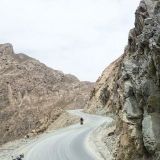 Moottoripyörällä Kiinassa Tiibetin ja Xingiangin rajalla. Oikealla nousee vuori, vasemmalla aukeaa yli kilometrin syvä rotko.