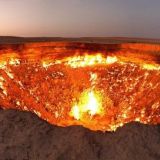 Helvetin reikä Turkmenistanissa. Maakaasu palaa jättimäisessä kraaterissa yötä päivää.