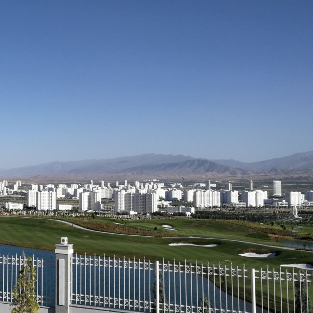 Pääkaupunki Ashgabatissa talot ovat valkoista marmoria. Kuva golfkentältä.
