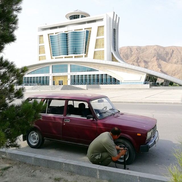 Auton renkaan korjausta Turkmenistanissa.