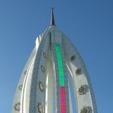 Turkmenistanin pääkaupungin jättimäinen lämpömittari, noin 50 metriä korkea, kertoo että on 32 astetta lämmintä.