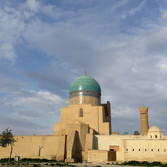Bukharassa on UNESCOn maailmanperintökohteeksi luokiteltuja historiallisia rakennuksia kuten tämä Bukharan linnoitus, the Ark